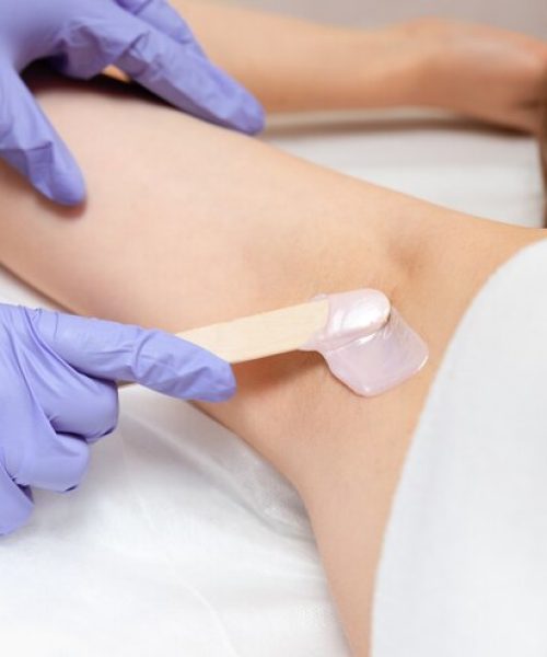 armpit-waxing-procedure-beauty-salon-master-gloves-applies-wax-with-wooden-spatula-woman-s-armpit-remove-hair-body-care-concept_141856-520