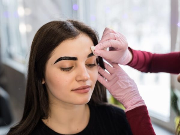 master-doing-final-steps-make-up-procedure-salon_231208-3569 (1)