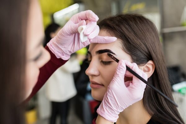 master-white-gloves-work-balck-eyebrows-beauty-salon_231208-3547