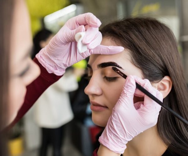 master-white-gloves-work-balck-eyebrows-beauty-salon_231208-3547