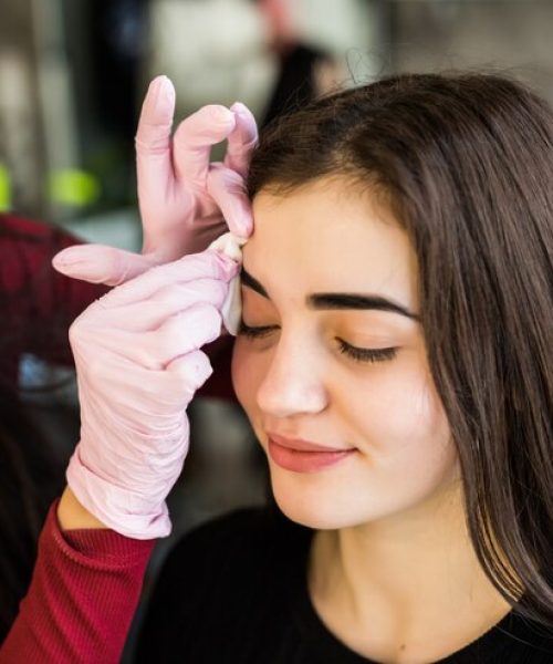 pretty-master-cleanes-leftovers-black-paint-from-make-up-procedure_231208-3573